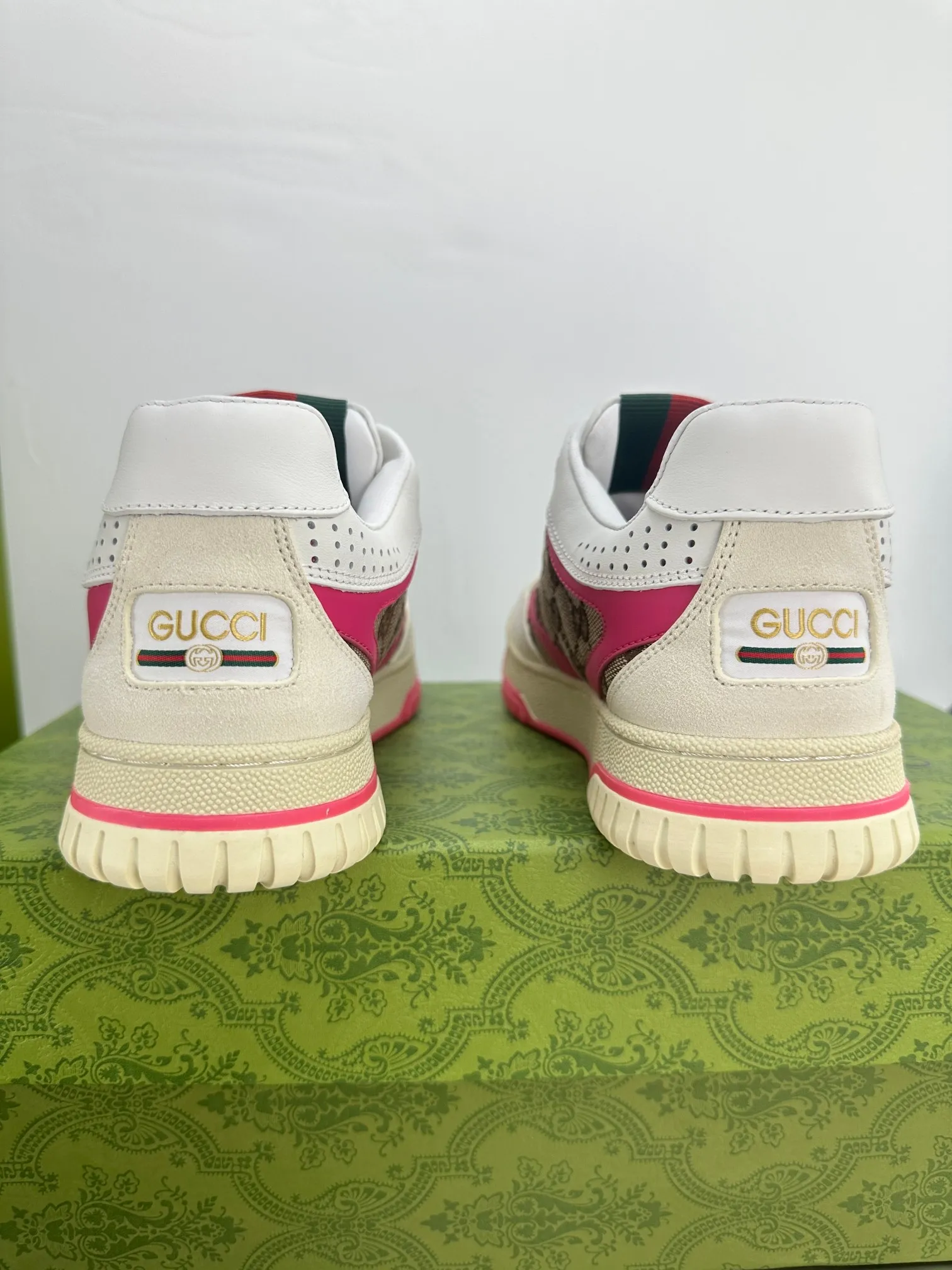 👟👟Ex-factory price 600👟👟 Gucci's latest hot-selling series of high and low-cut distressed couple's sneakers are shipped. The original version is purchased, developed and manufactured. This high-low top sneaker adopts a basketball-style silhouette design, cleverly integrated with hollow panels and distressed effects, showing its unique ingenuity. The ingenuity incorporates brand logo details such as interlocking Double G styling accessories and Gucci lettering, a low-key tribute to the brand's design heritage. Exquisite packaging at the delivery counter 🛍📦 ▪️ Fabric: Original customized imported first-layer cowhide ▪️ Inner lining: Imported first-layer cowhide ▪️ Sole: Original molded TPU sole ▪️ Sole thickness: 3cm ▪️ Size: 35-46 (Male 38 46 customized)